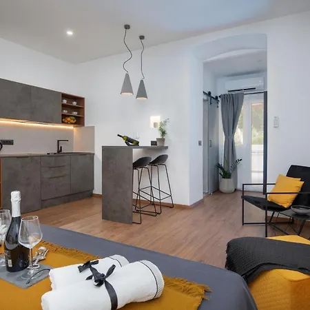 Deluxe Rooms And Apartments Korzo Pula Exterior photo