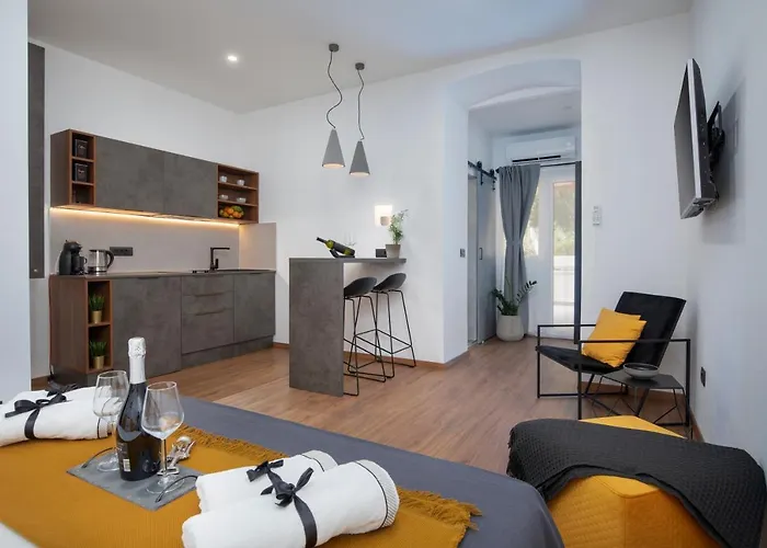 Deluxe Rooms And Apartments Korzo